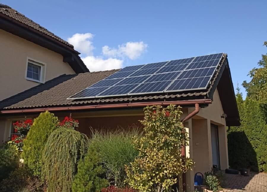 Obrázek domu s fotovoltaickými panely na střeše